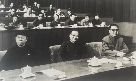 历史老照片，华国锋旁边两位都是谁？