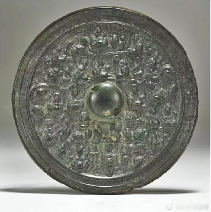 【汉诗经铭文镜】现藏于武汉博物馆的汉诗经铭文镜，就刻着经典篇目《卫风·硕人》。直