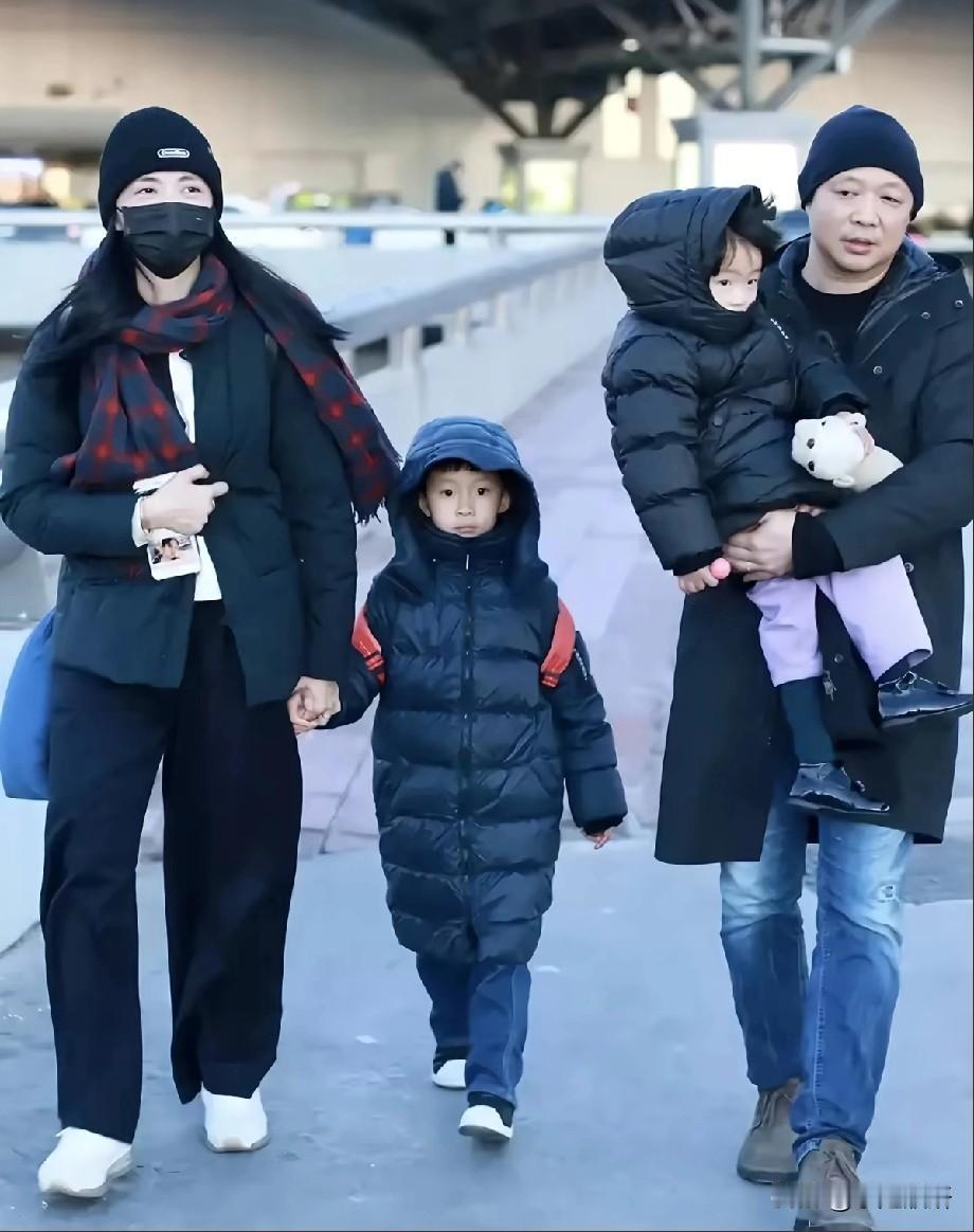 姚晨曹郁一家四口同框！11年婚姻破裂前最后画面，网友：早有裂痕？
姚晨曹郁带着一