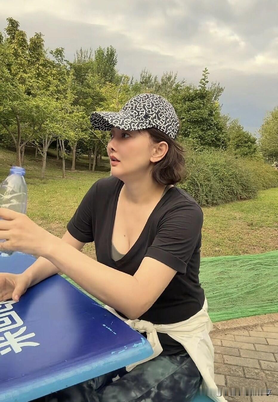 52岁的牛莉颜值没有年轻时候自然漂亮，但她的气质却越来越好了。身材凹凸有致的，皮