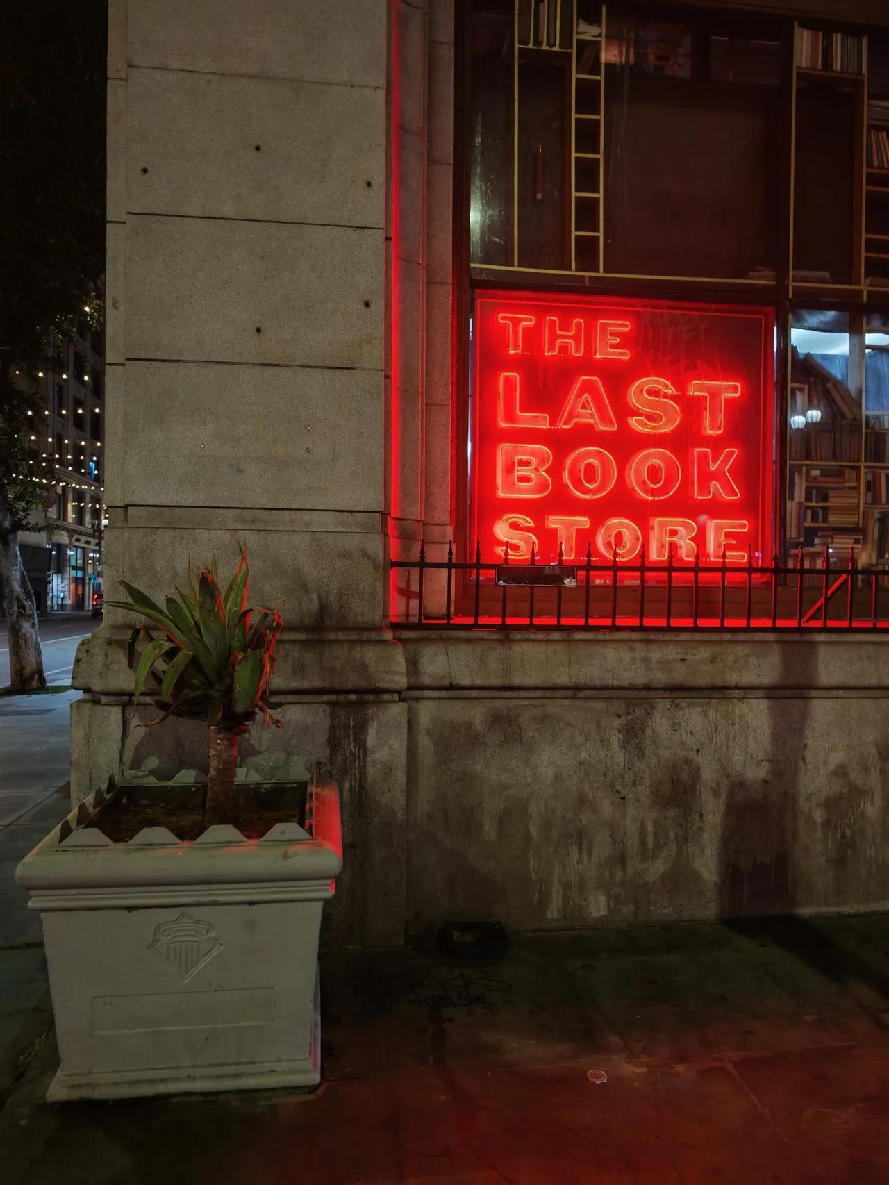 The last bookstore打个卡。周末人挺多，估计都不是来买书的。