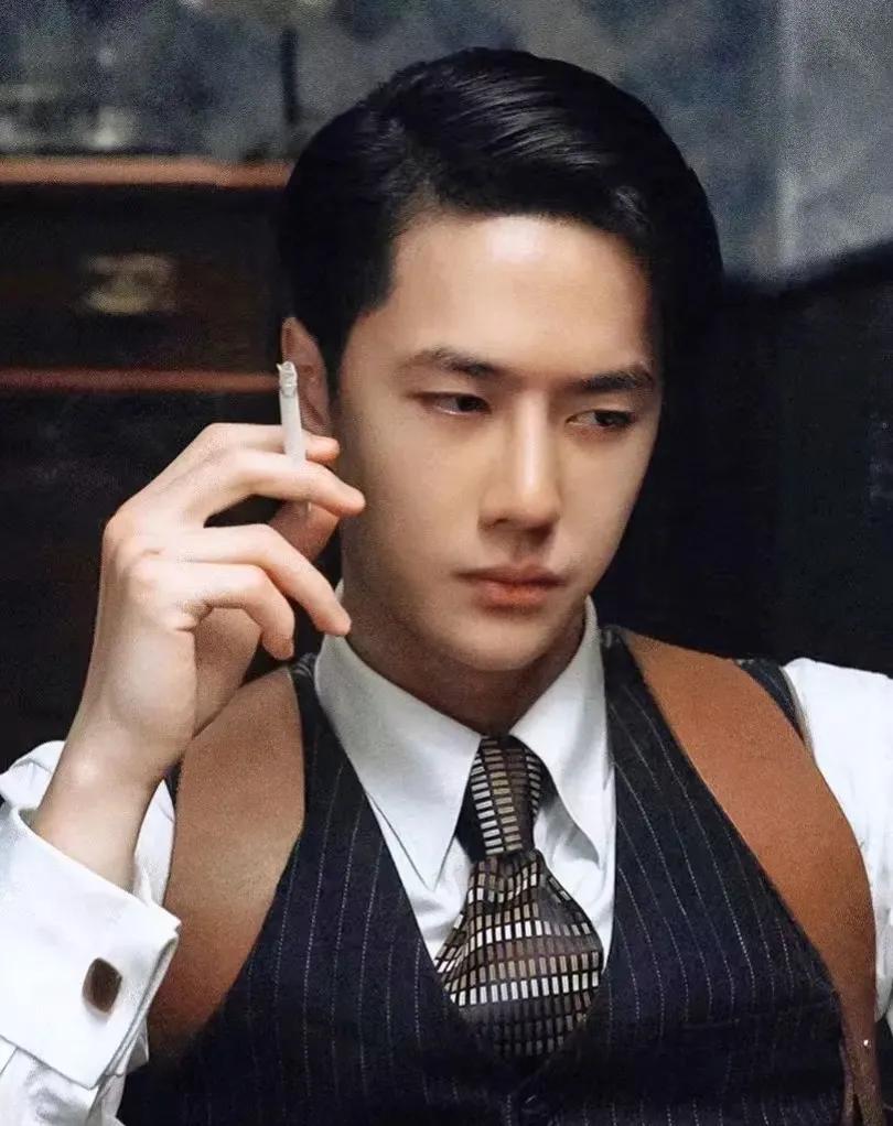 电影《无名》是由程耳编剧并执导，梁朝伟、王一博领衔主演，周迅、黄磊特别出演，森博