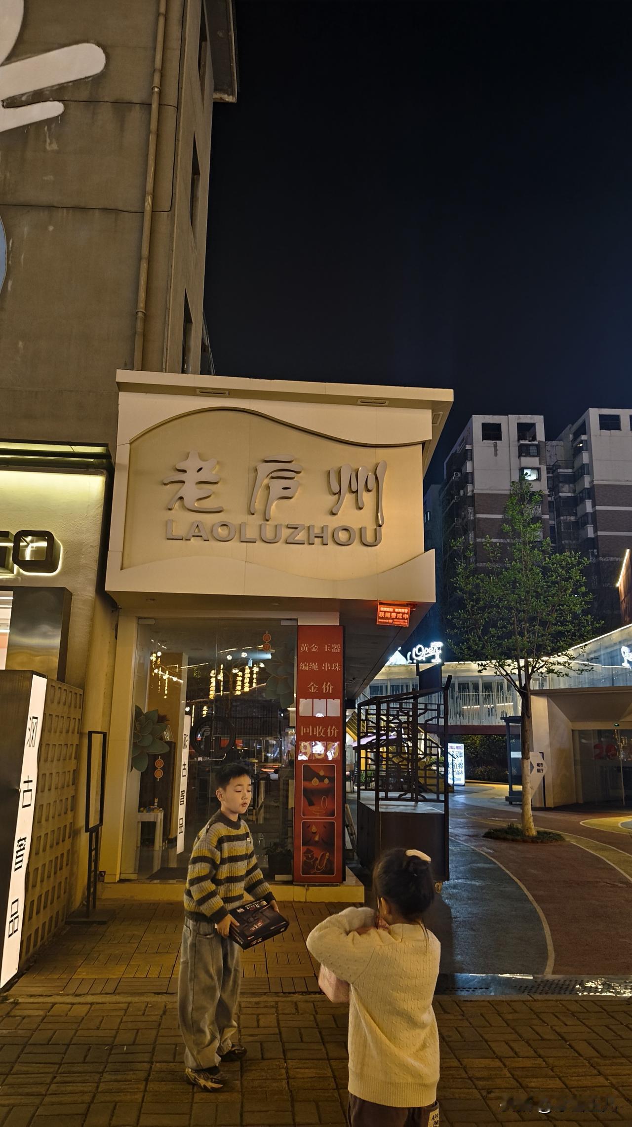 第一次来到合肥的罍街，罍街的道路上，充满了文化的气息，也是我喜欢的样子。
小巷里