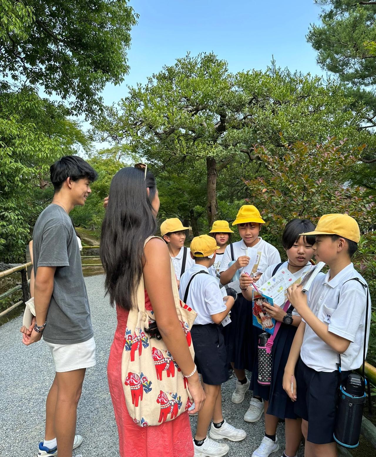 跟随街头采访得出结论，日本民众对军国主义复活反对声浪高涨、态度高度分裂。多数亲历