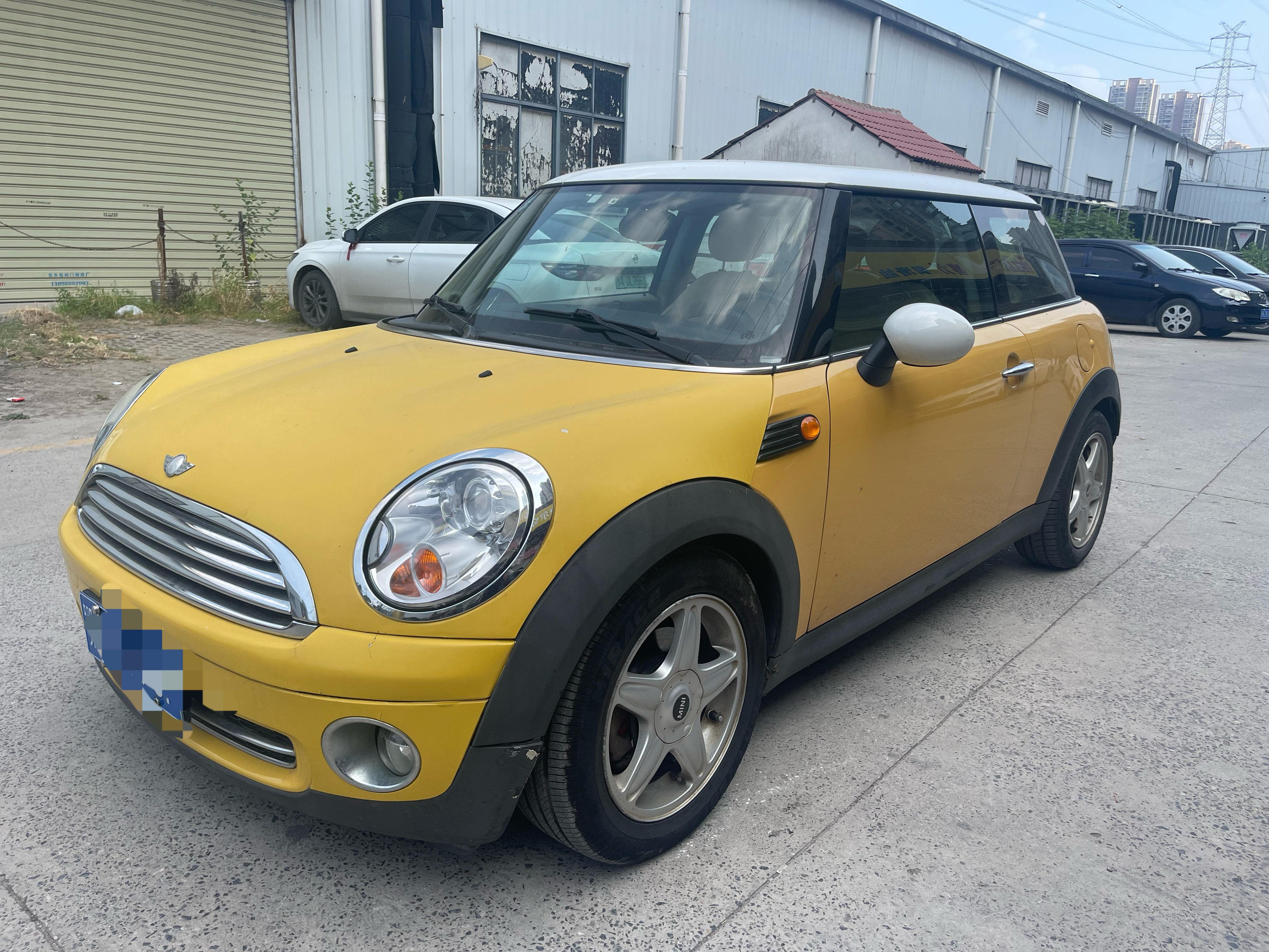 看了一台小mini 08年上牌 1.6L. Mini Cooper Excite