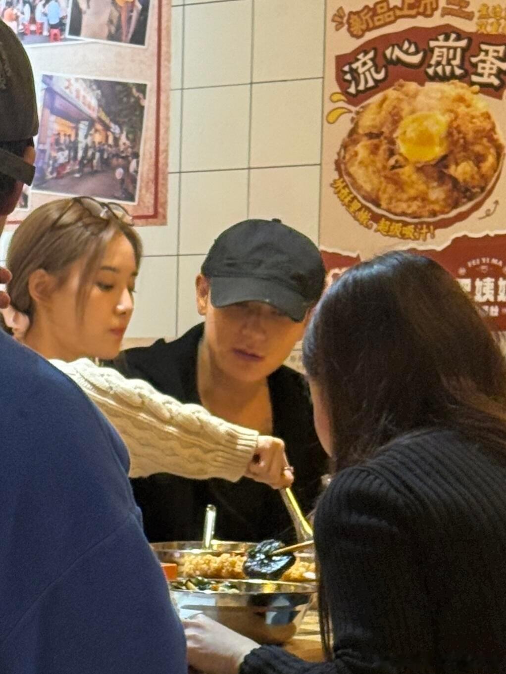 吃螺蛳粉偶遇黄子韬徐艺洋网友吃螺蛳粉偶遇黄子韬徐艺洋，接地气的模样太可爱了。偶遇