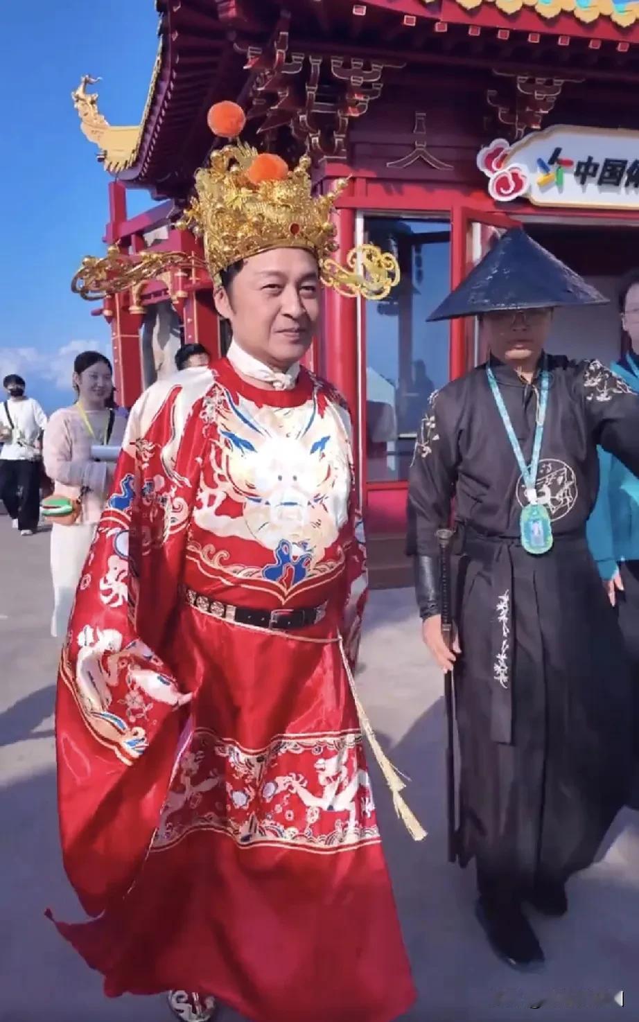 马景涛他也是火起来了！62岁也是正在闯的年纪！看到他高温天气穿着戏服也是蛮拼的。