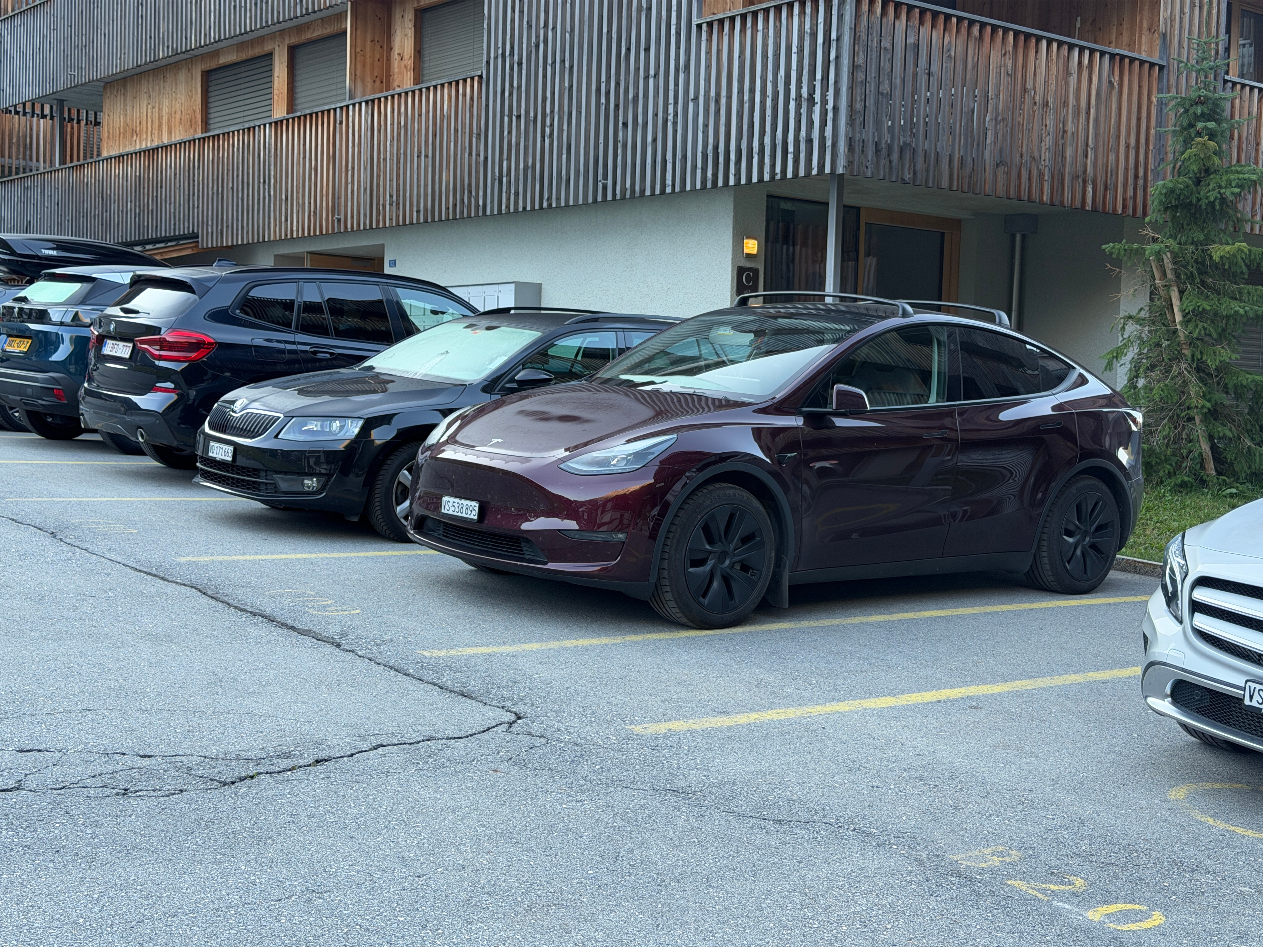 看到了一台 柏林工厂 限定车漆 Model Y～ 