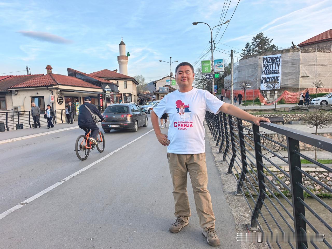 下午，乘坐两个小时迷你巴士，从克拉列沃来到新帕扎尔。傍晚，在这座美丽的小城中心散