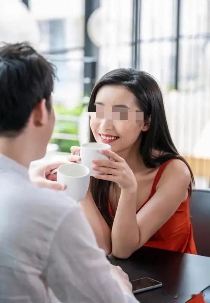 山东淄博，男子与女网友见面，并与其一起游泳、吃饭。谁知，女网友丈夫得知后，非常生