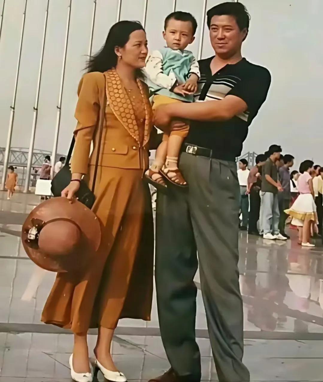 小时候的黄景瑜和爸妈的合影。爸妈身材长相都不错，他又把所有优点都遗传了。妈妈好时