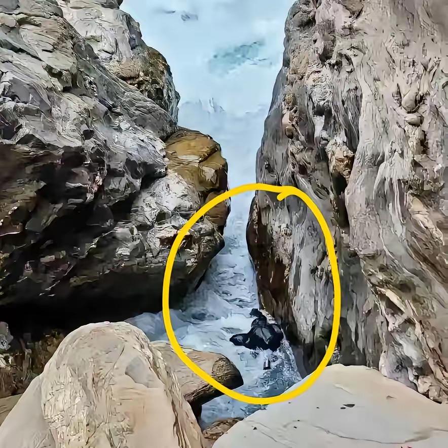 【为了洗一个杯子】
虎跳峡发疯石事故，一个29岁的美术老师与女友旅游最后一站就是