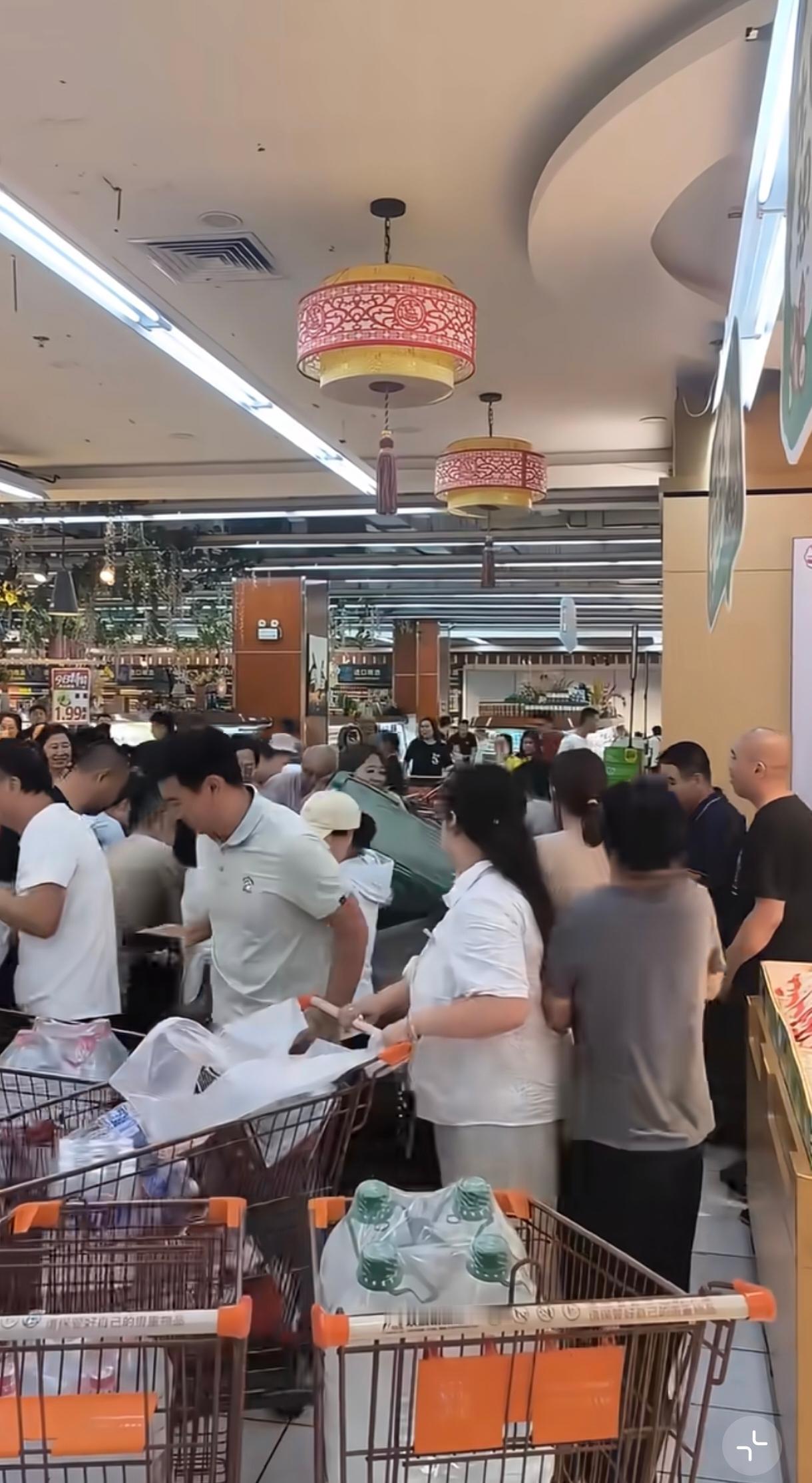 每年包装饮用水总产量都是几千万吨，有必要抢购吗？上一代中国人就是忧患意识很重的，