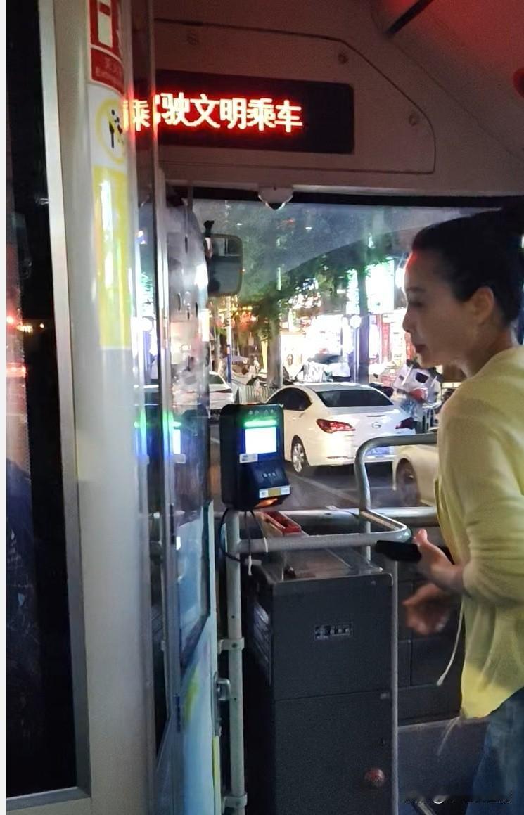 感受郴州人的夜生活
昨日略感疲惫，用过午饭，我在宾馆一觉睡到自然醒。剪完视频、写