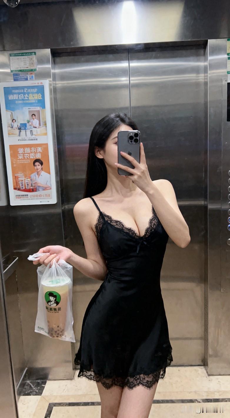 坐电梯下楼拿到奶茶时，快乐值瞬间拉满！白天的疲惫好像被这杯甜甜的暖意冲没了～生活