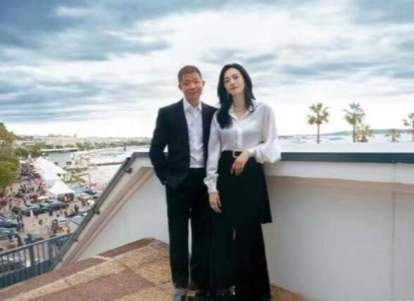 姚晨官宣离婚姚晨社交媒体发文山水一程，三生有幸。缘来缘去，皆是欢喜。(姚晨曹郁共