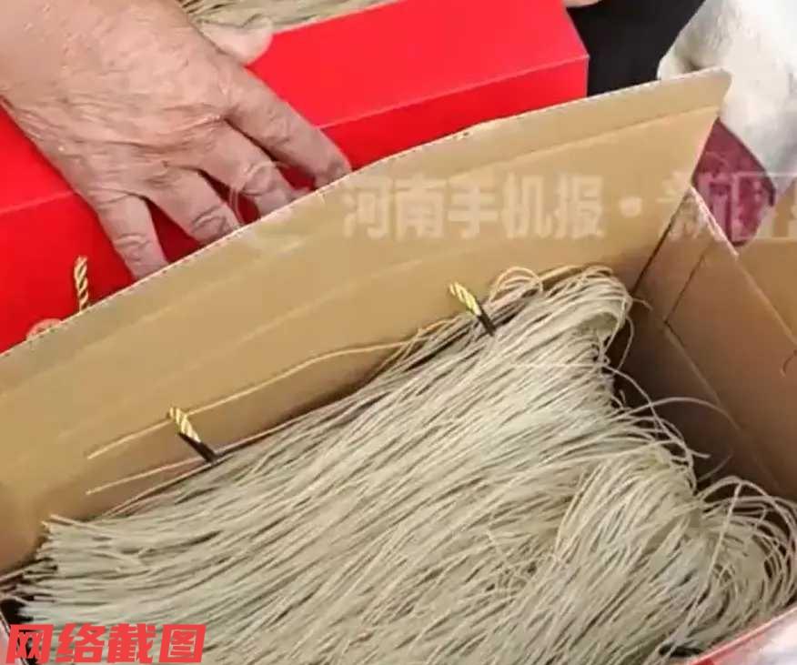 安徽有人网购了一袋粉条，但试吃了一点觉得味道不太好吃便萌生退款，这随后做出退款处