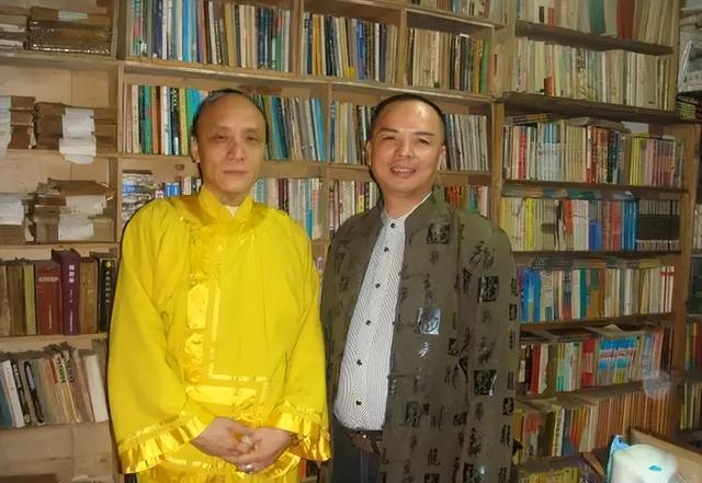 一个历史上抢劫杀人犯的后裔竟厚颜讨要其祖上抢劫而来的不义之财一一多尔衮十世孙向国