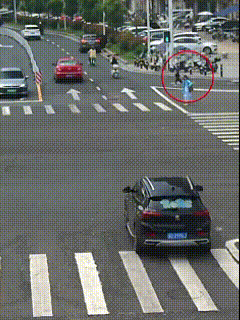 交通安全警示教育视频，湖南衡阳蒸湘区，视频中这名6岁女童一路狂奔，无视红灯硬闯马