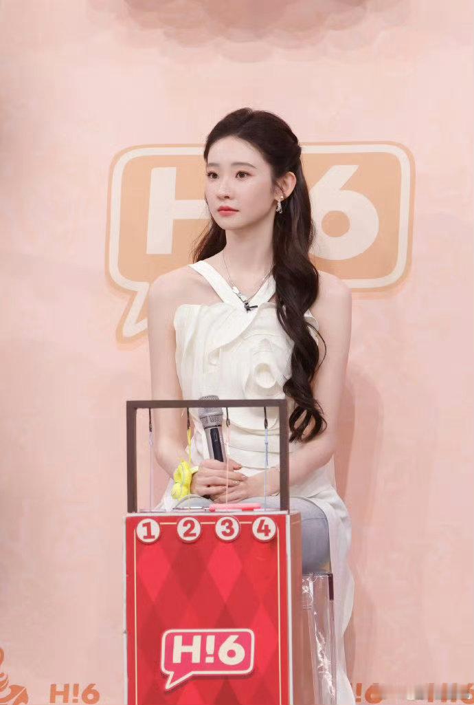 张艺凡也玩上抽象了在被问到让她展示个人技时，张艺凡水灵灵地表演了一个蜘蛛侠半蹲姿