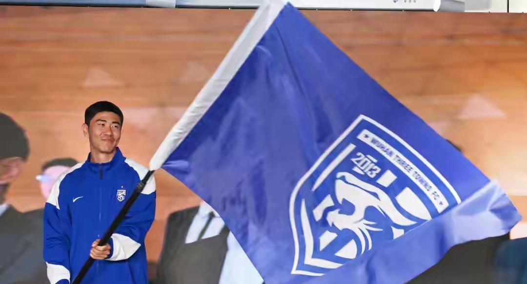 蓝旗招展，英姿飒爽。