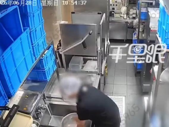 啥人都有！上海，女子去相亲男子家里过端午，看到男子年近70岁的母亲一直在厨房做饭