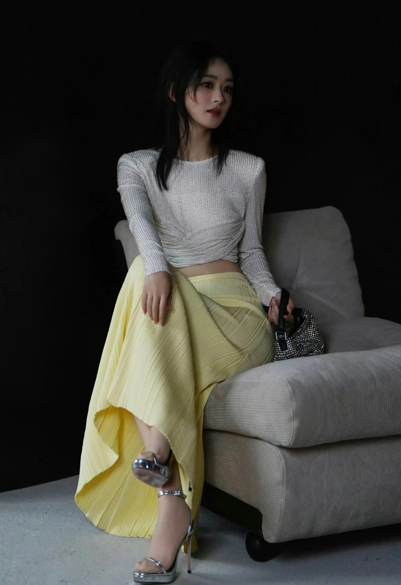 银色闪亮的上衣，黄色的长裙，银色光面的高跟凉鞋。搭配上鲜艳的烟熏妆！赵丽颖的这身