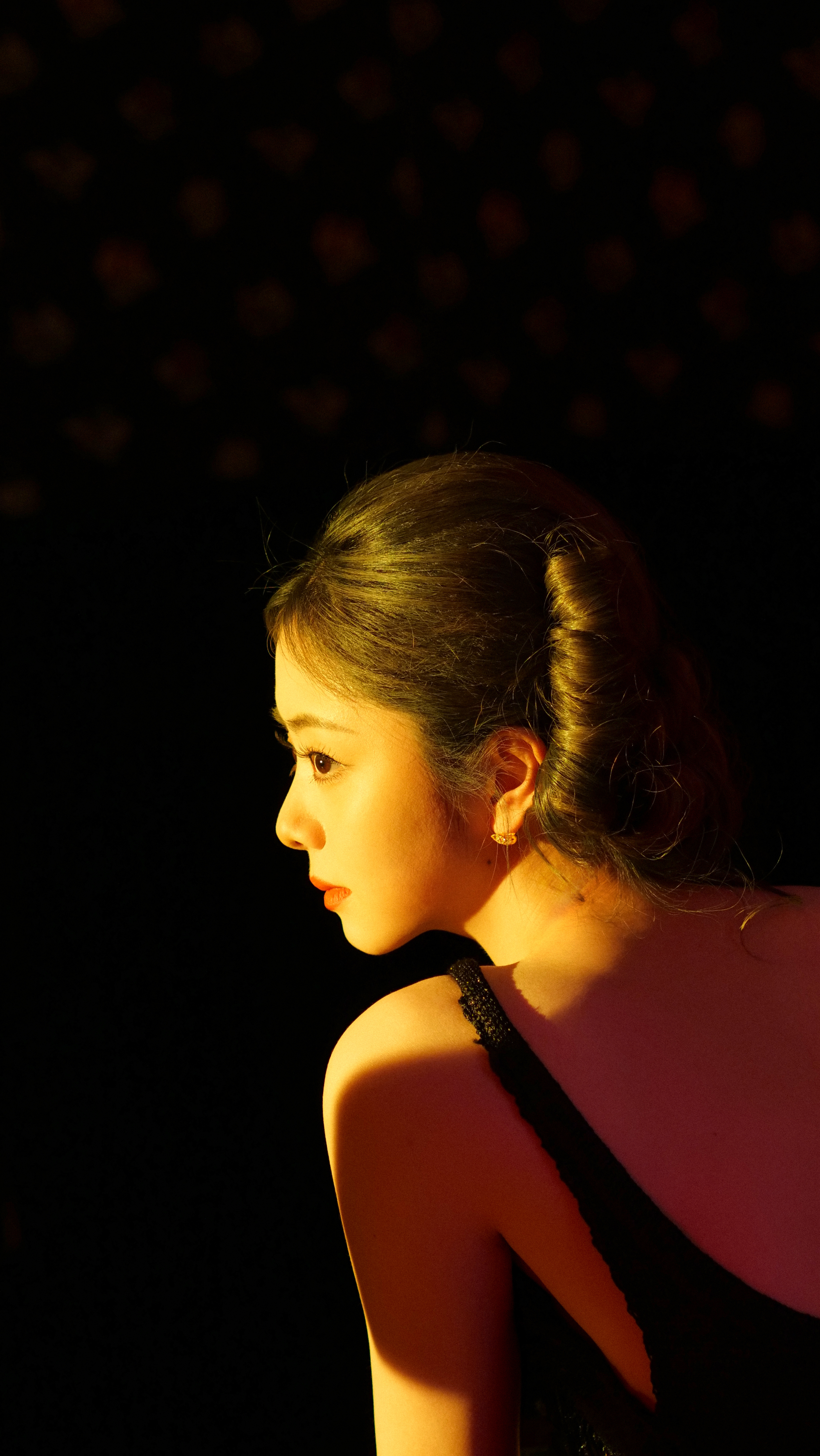 谭松韵 🪩谭松韵复古港风大片宜古宜今，既可做灵动的怪力女孩，也可做时代浪潮下的