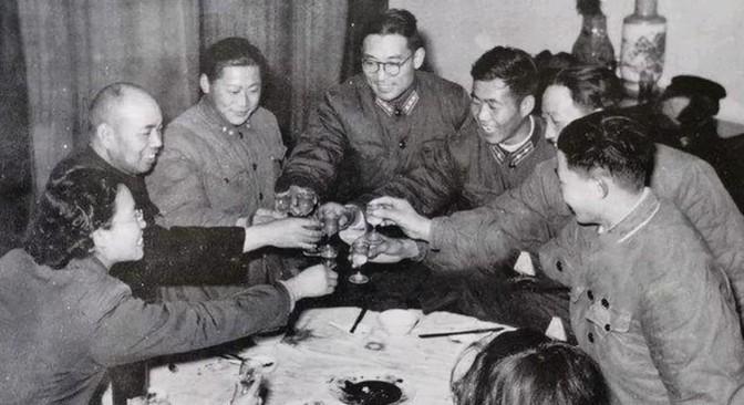 1962年，南京军区司令许世友会后，前去餐厅用餐。他望见1位老战友坐在角落里，低