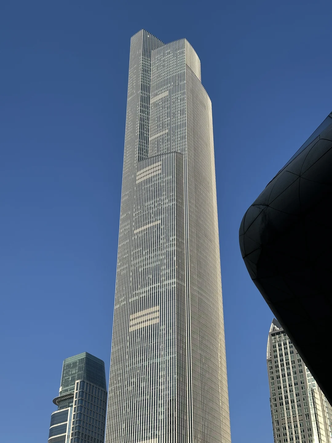 珠江新城白天拍东塔！蓝天滤镜绝了🌞