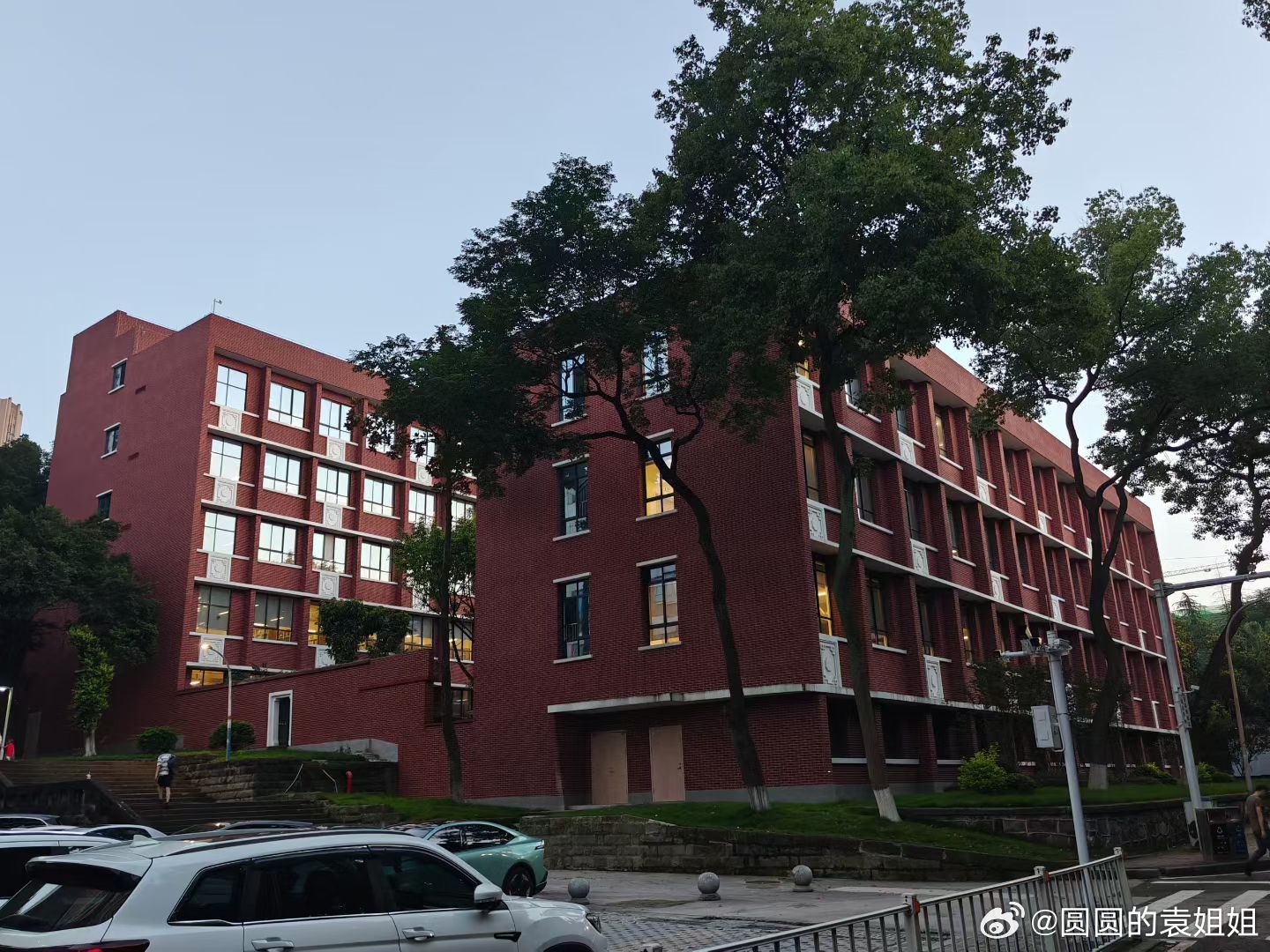 昨天和朋友一家吃完饭，晚风舒服得很，两家人结伴散步往家走，刚好途经母校。朋友是校