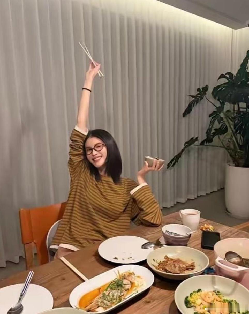 何穗晒出老公陈伟霆做的五菜一汤，甜蜜日常令人羡慕 ​​​