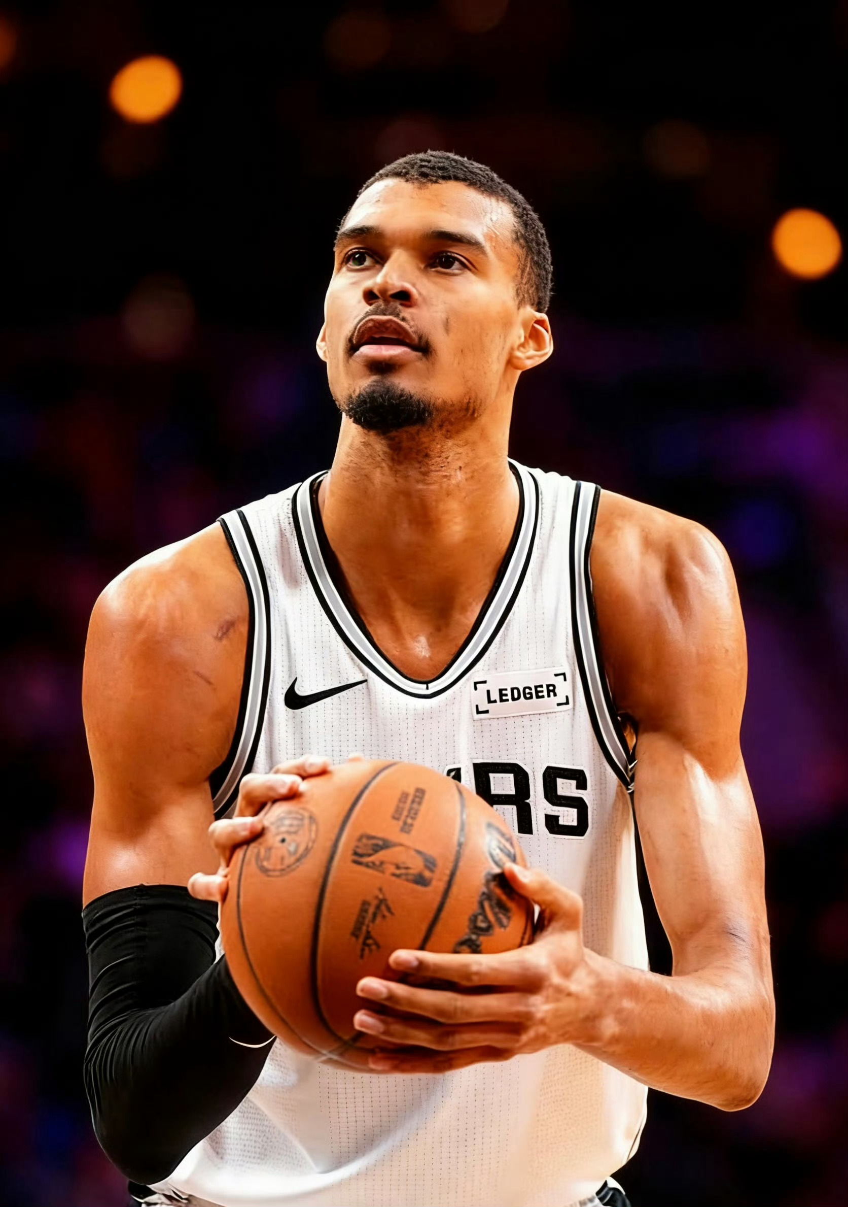 因右脚踝酸痛，文班亚马缺席今天和掘金的比赛本场缺席后，文班亚马目前共缺席了14场