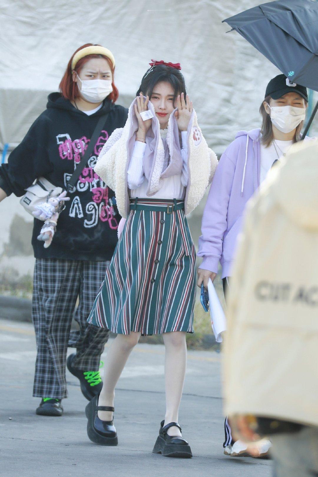 jjy鞠婧祎千香 jjy鞠婧祎姜黎非 “玫瑰之所以是玫瑰，是风与光的眷顾，更是视