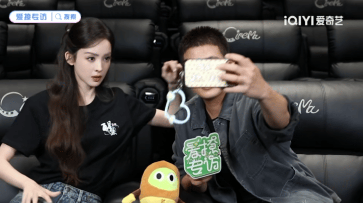 第一次在娜扎脸上看到了震惊娜扎在花絮里彻底丢掉偶像包袱，看着欧豪把相机怼脸乱拍，