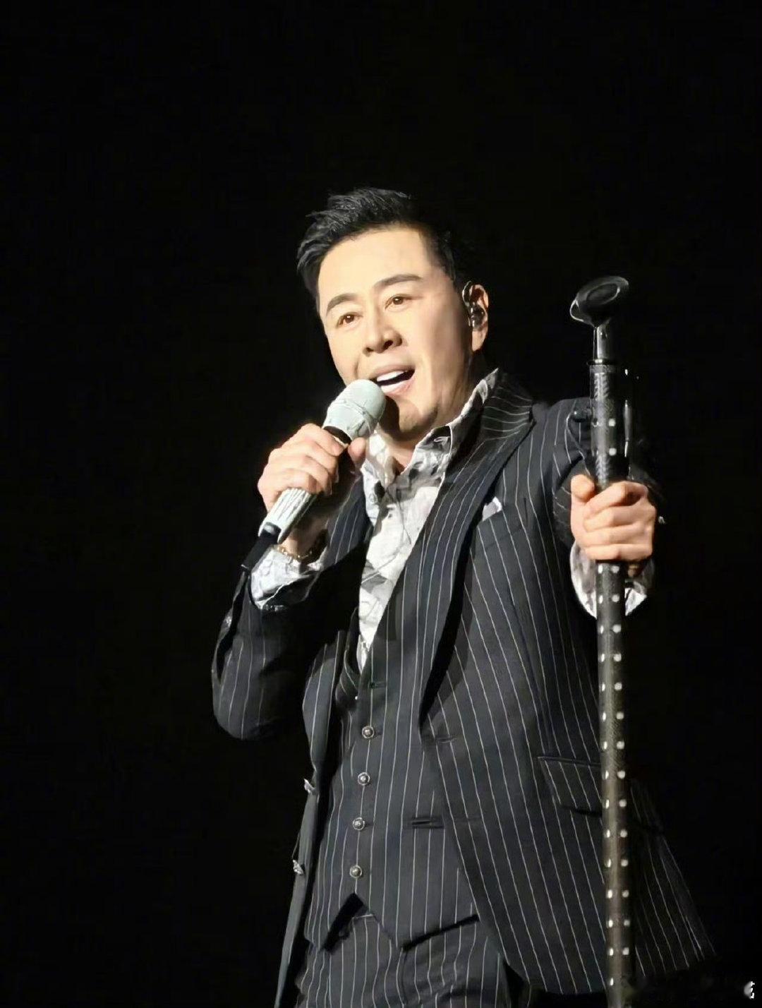 杨坤认为歌手节目10人一期有点多杨坤在采访里坦言当下这种多人混战的赛制没有半点侥