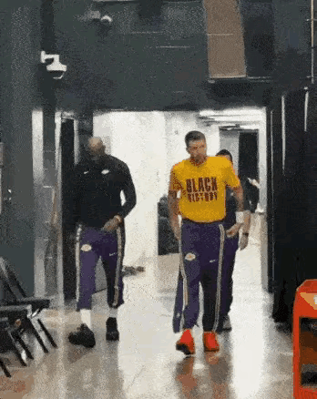 这张走廊偶遇图，藏着NBA最残酷的真相：时代真的变了，洛杉矶的王，已经换了人。