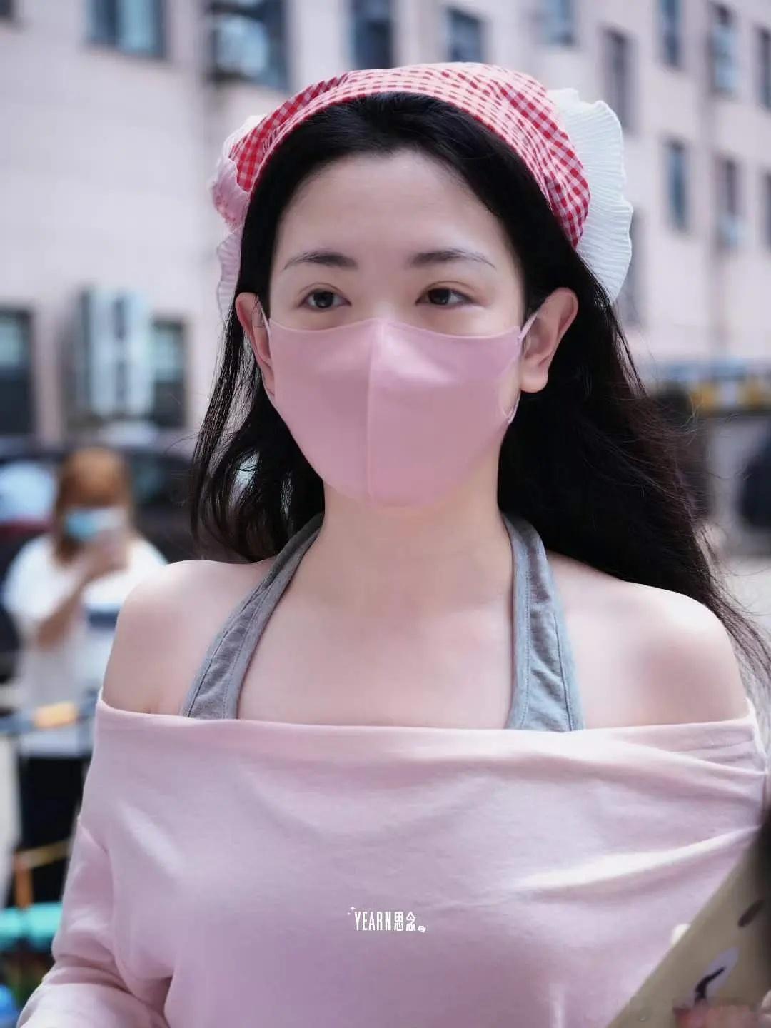 代露娃这已经算潮的穿搭了 其他的土绝了 