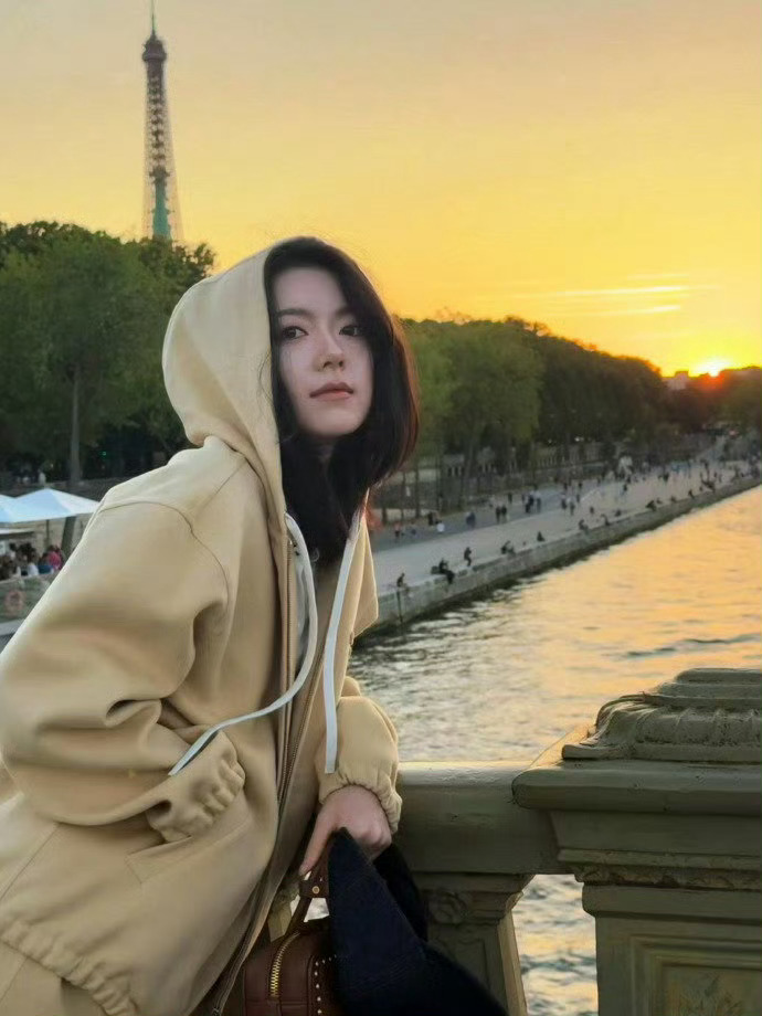赵今麦闪现到我心里了谁来懂一下这个面部平整度…赵今麦黄色帽衫外套活泼可爱[爱慕]
