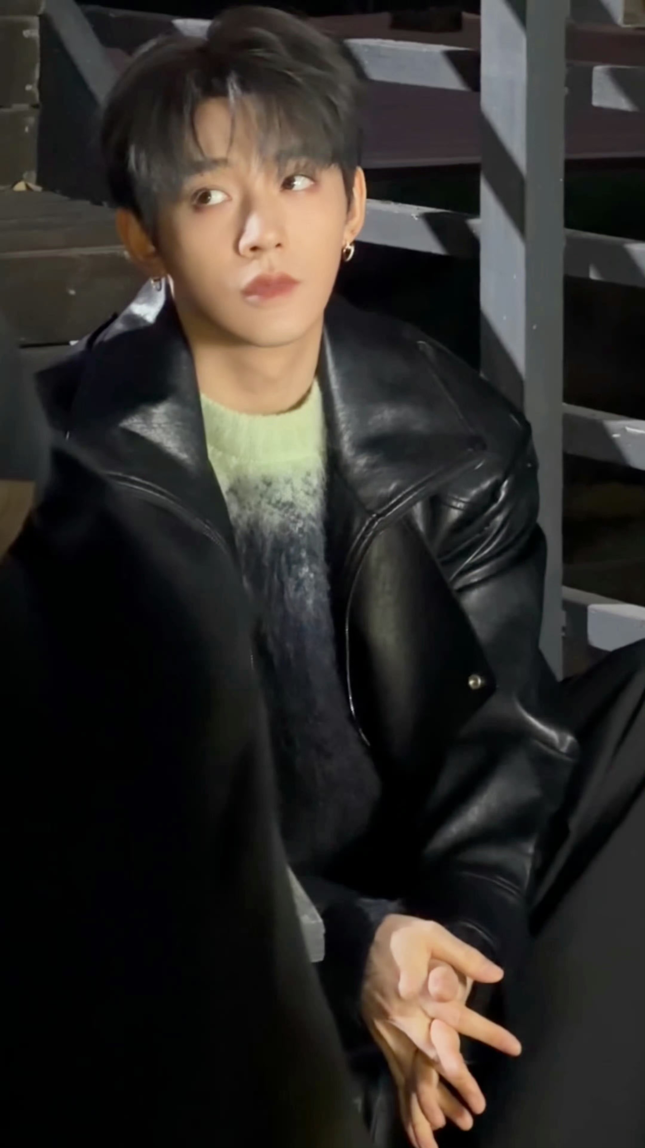 邓为情人节营业照 抓到一只情人节营业的邓为，好真实的可爱