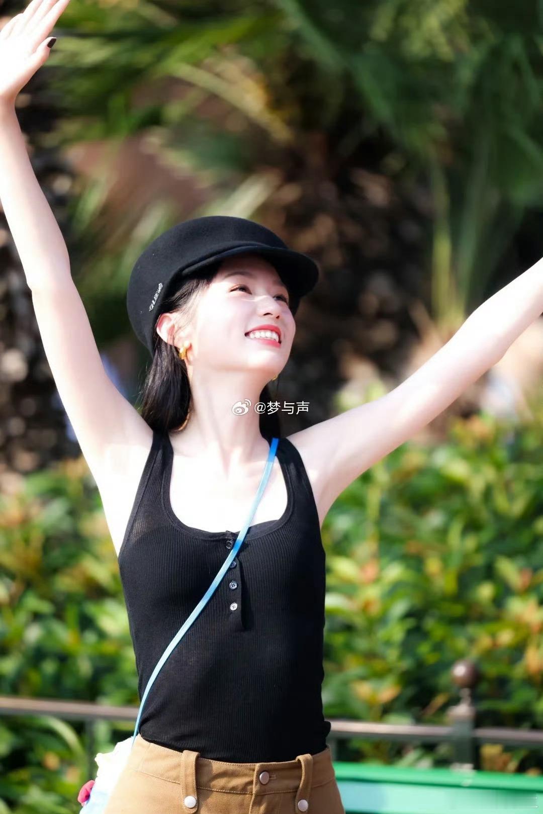 上海迪士尼偶遇了周也这就是女明星的美貌吗？感觉路人镜头下随手一拍就非常的好看了 