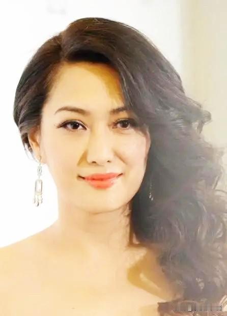 一次，窦文涛问孟广美：“你被前男友骗走5个亿，有没有追回来”，孟广美却一脸淡定：