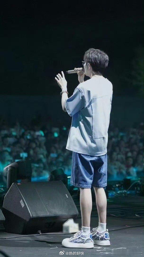 毛不易舞台自带水幕特效北京大雨秒变毛不易演唱会水幕特效谁的演唱会拥有免费限定水幕
