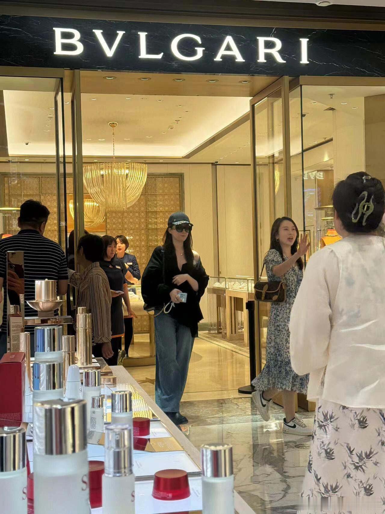 #刘亦菲逛珠宝店被偶遇##偶遇刘亦菲逛珠宝店# 刘亦菲逛珠宝店被偶遇，小露香肩打
