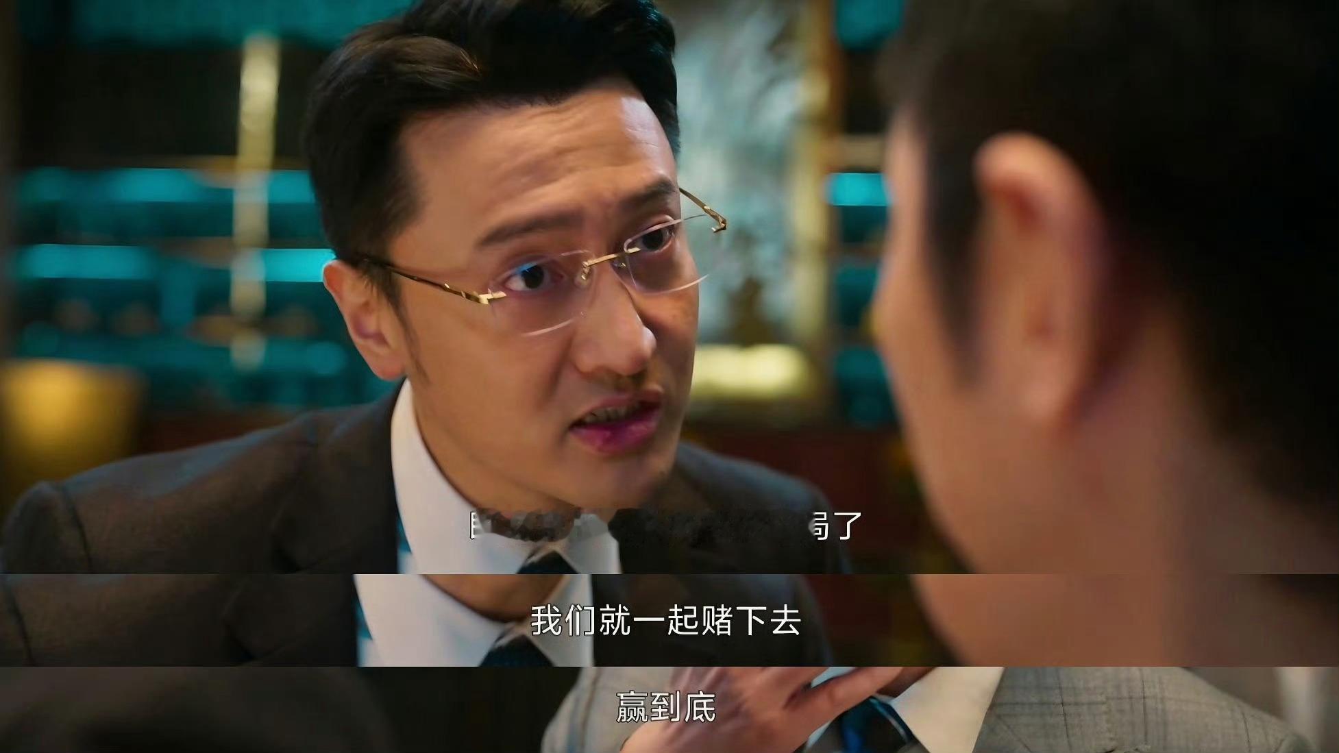 王传君罚罪2微疯转全疯刘天也的疯是渐进的毒。从勒绳泄愤到挥刀斩墙，西装下的狂妄已