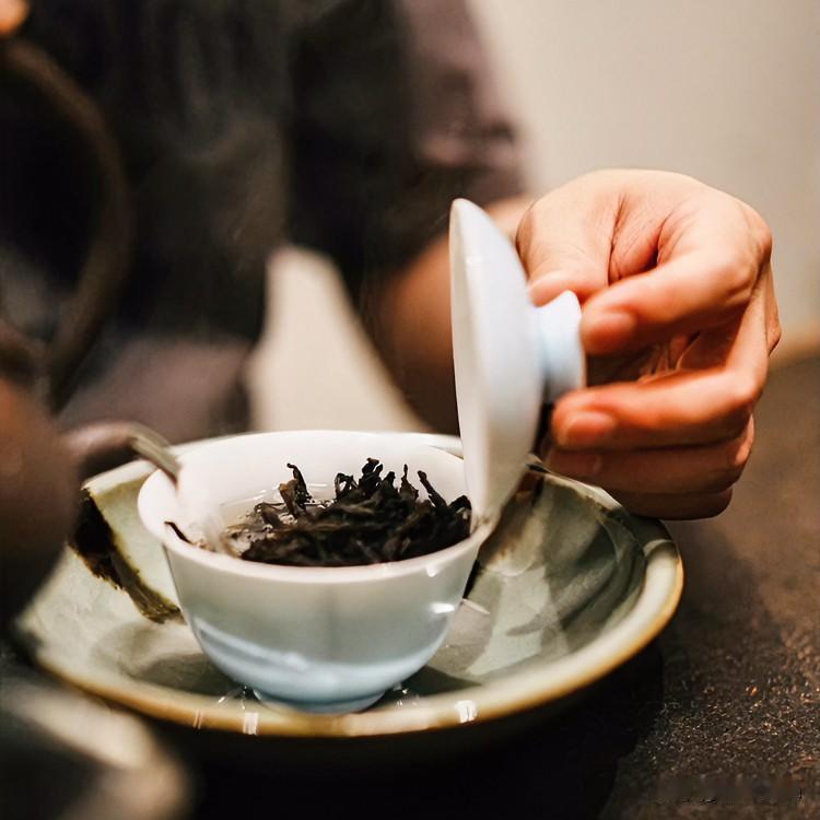 《茶味人生·浣溪沙》
茶有甘醇也有涩，人生悲喜总相衔。浮沉盏里意千般。苦是前尘消