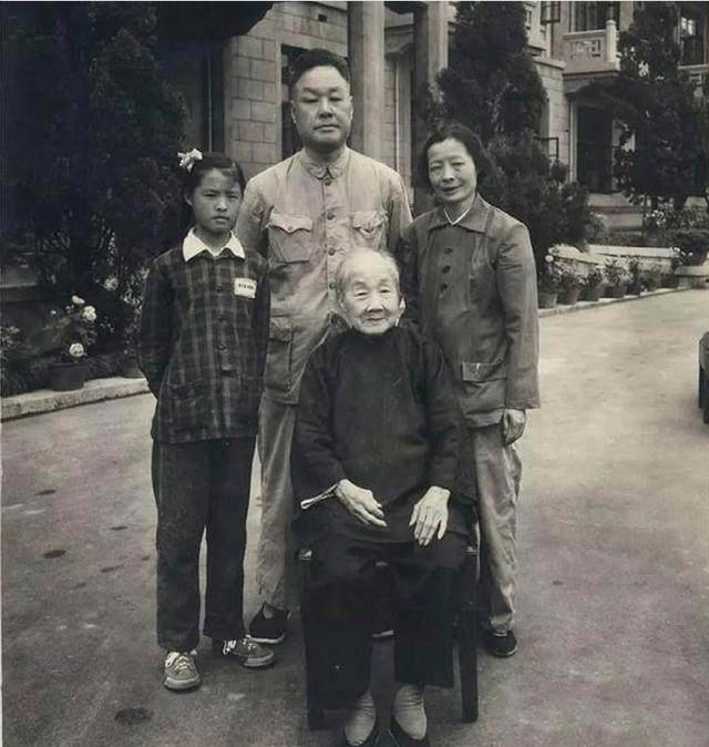 1950年毛岸英回老家给外婆80大寿，老人开口就要10万元，问她干啥用，一句话让