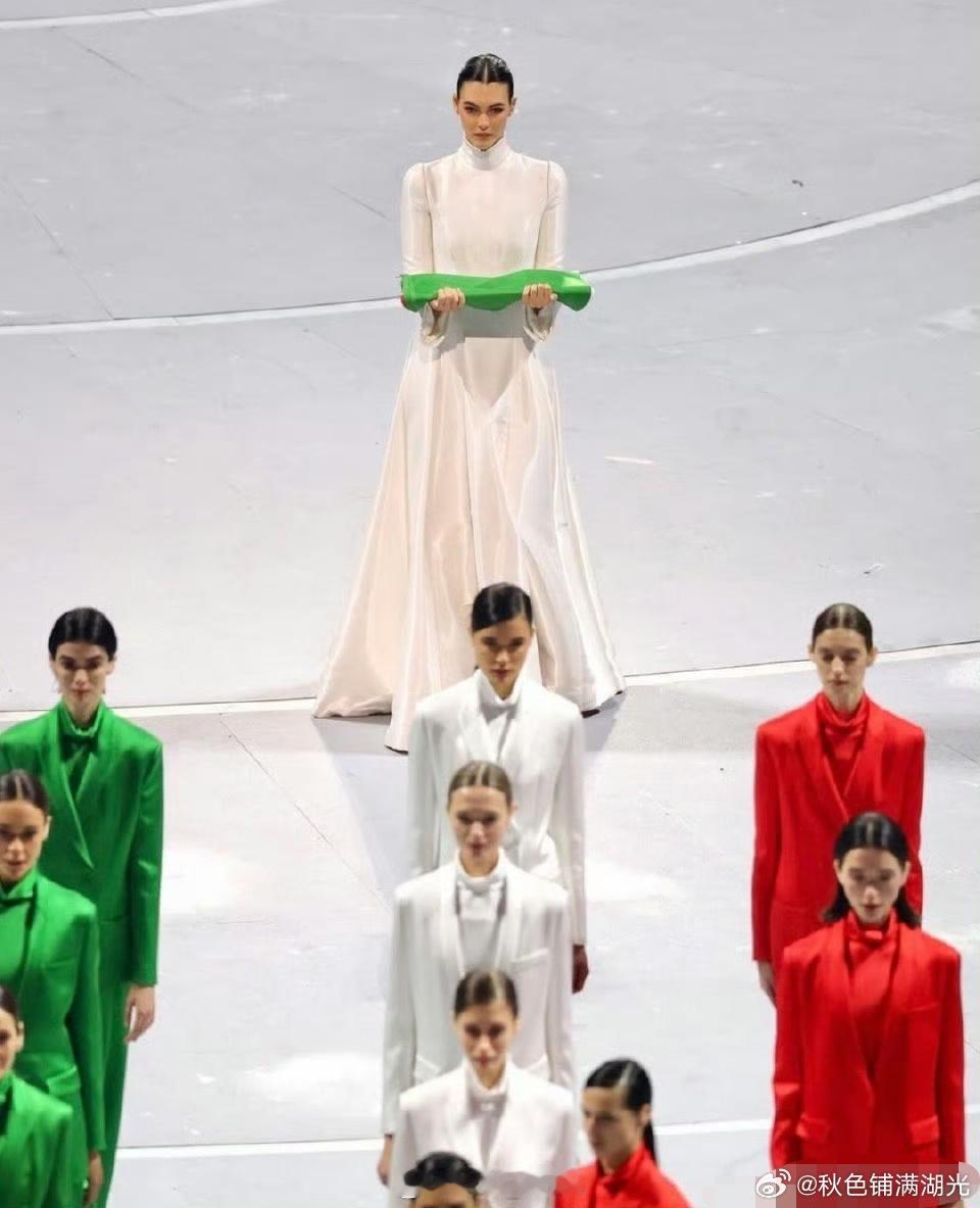 小李子女友开幕式交接国旗小李子女友冬奥会开幕式交接国旗 原来在冬奥会开幕式上交接