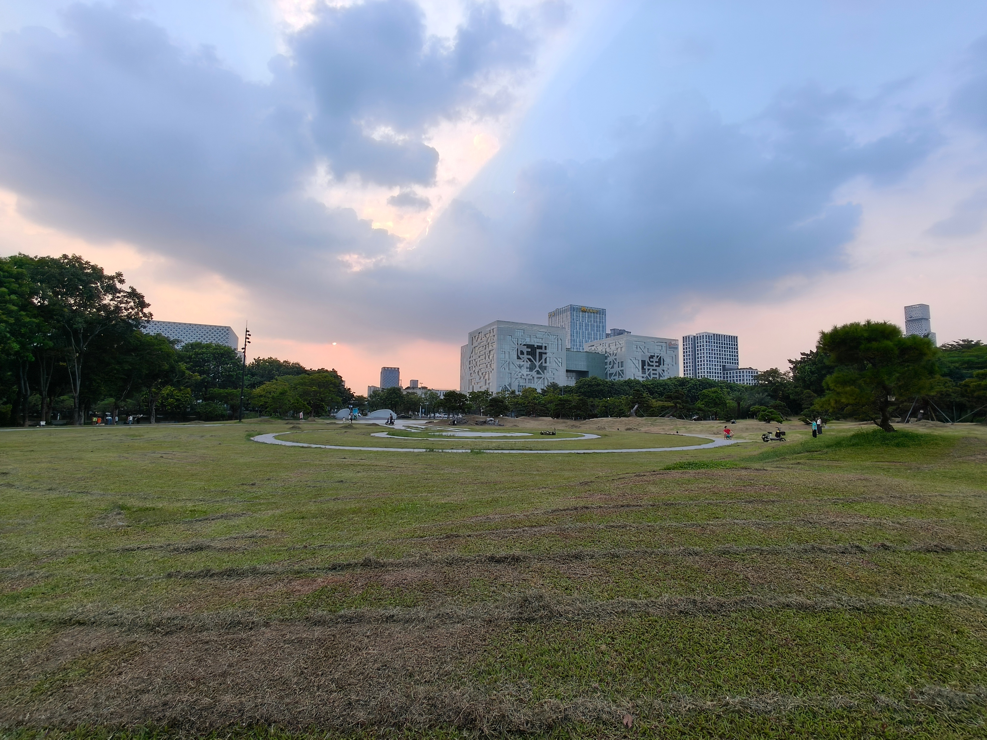 偷得浮生半日闲日落后大片的草坪还是蛮适合小孩子奔跑的  ​​​