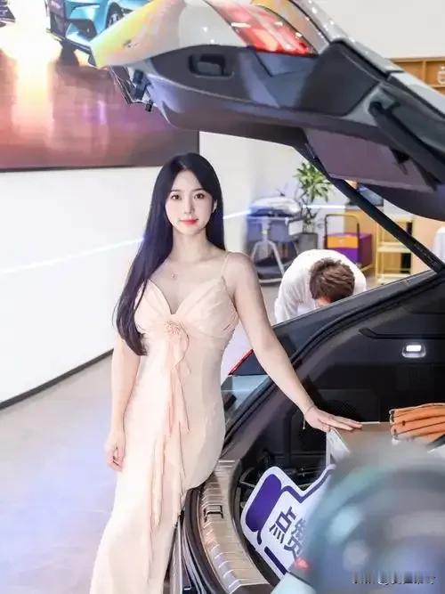 腾势Z9内饰设计，深谙中产精英阶层的品味与需求，以“双倍舒适，双倍尊贵”为核心理